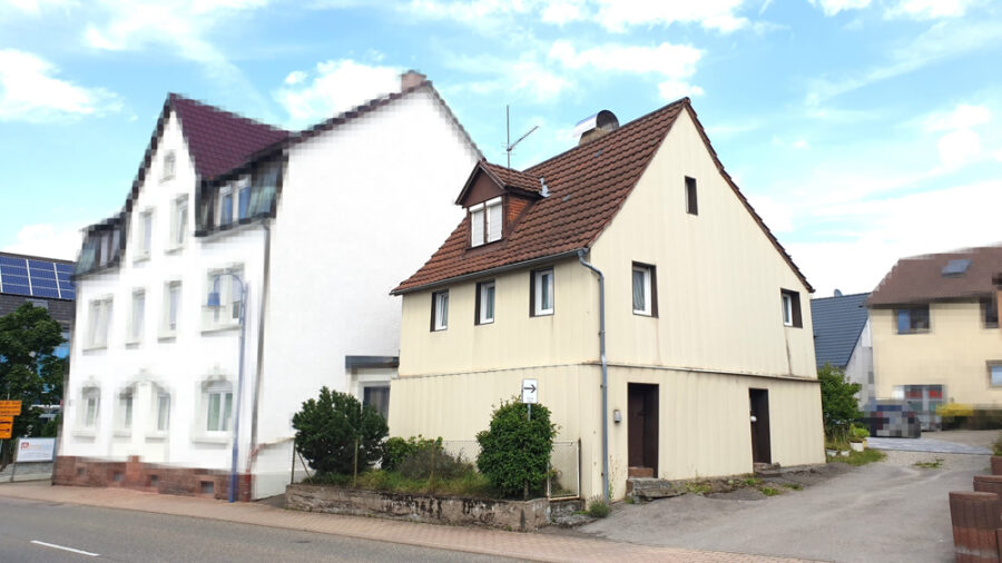 VERMIETETES EINFAMILIENHAUS MIT INTERESSANTEM NEBENGEBÄUDE - Straßenansicht