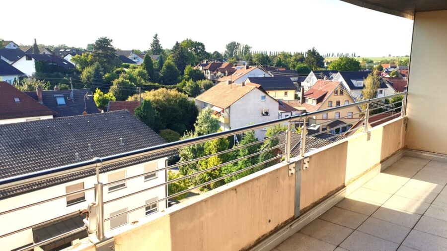 PENTHOUSELIKE: NIEMAND MEHR ÜBER IHNEN MIT LIFT, GROßEM ÜBERDACHTEM BALKON, PKW-STELLPLATZ... - welch eine Sicht