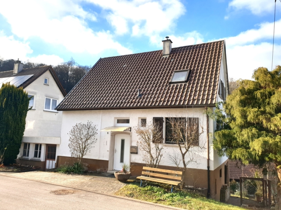 FREISTEHENDES EINFAMILIENHAUS MIT GROßEM GARTEN, TAGESLICHTBAD, GÄSTE WC, ANBAU UND STELLPLATZ…, 75305 Neuenbürg / Arnbach, Einfamilienhaus