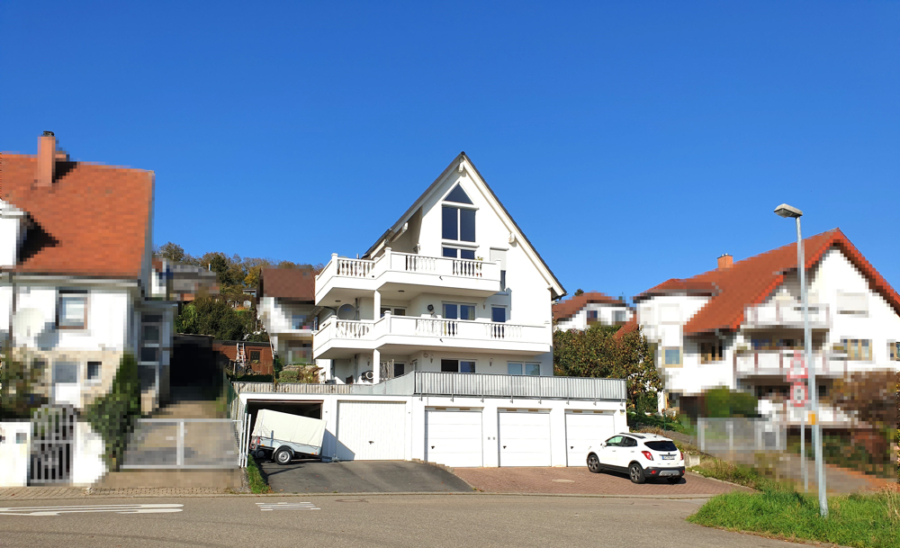 FERNSICHT PUR! MAISONETTEWOHNUNG MIT EBK, 2 BÄDERN, GÄSTE WC MIT DUSCHE, FUßBODENHEIZUNG, 2 GARAGEN, 75177 Pforzheim, Maisonettewohnung